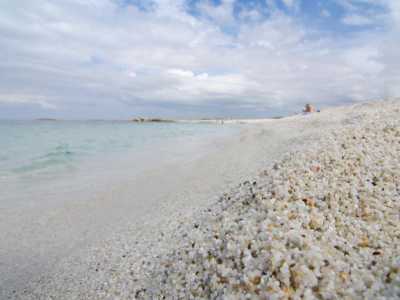 Punta Is Arutas � Al centro della costa occidentale della Sardegna si trova una spiaggia molto particolare, visto che il suo arenile � ricoperto da grani di quarzo bianchi, rosa e verde pallido: uno spettacolo unico